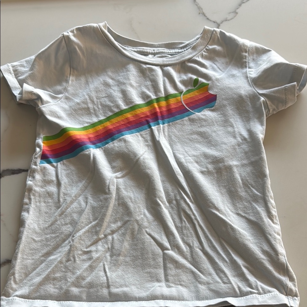 Apple logo tshirt 4T